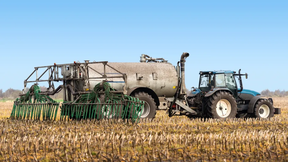 Ein Traktor bei der Gülleausbringung.
